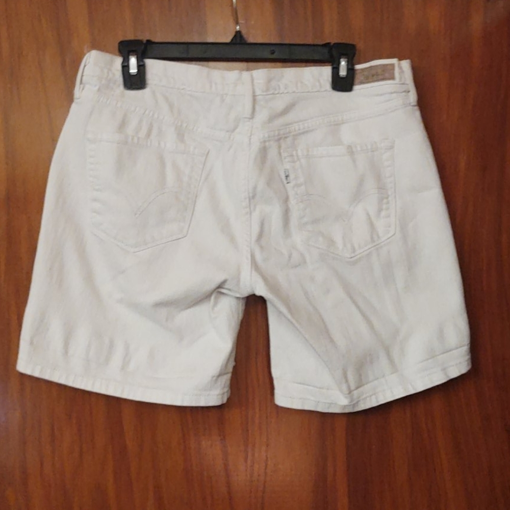 LEVI'S white "boyfriend jean" jean shorts. No stai